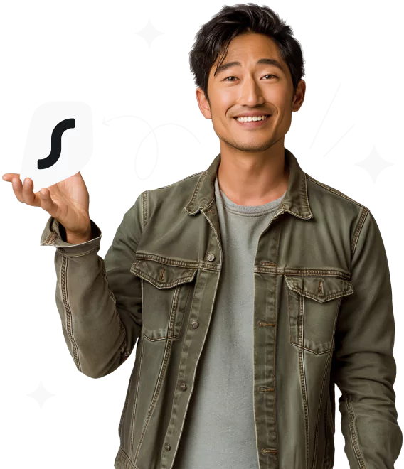 남자가 웃으며 손에 Surfshark 로고를 들고 있습니다.