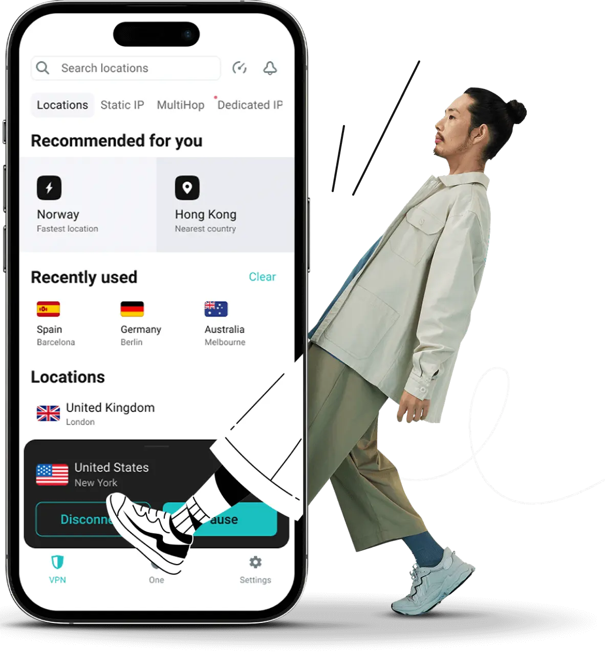 한 사람이 Surfshark 앱이 열려 있는 휴대폰 화면으로 들어오고 있습니다.